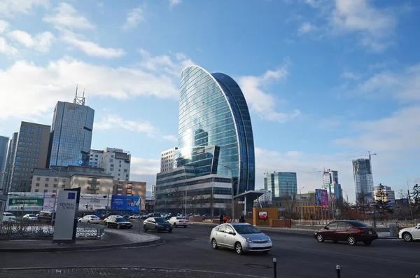Ulan Batur, Moğolistan - 03 Aralık 2015: Ulaanbaatar merkezi kare üzerinde yeni modern binalar