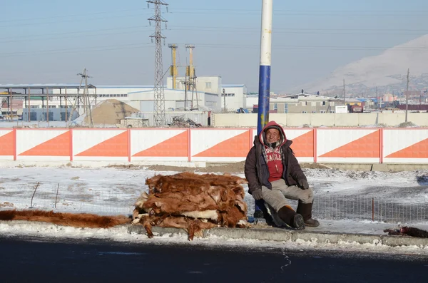 Ulánbátar, Mongolsko - Dec, 03 2015: Muž prodává cowhides a v Mongolsku — Stock fotografie