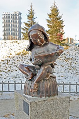 Ulan Batur, Moğolistan - 03 Aralık 2015: Genç çocuk okuma Ulaanbaatar kitapta heykel
