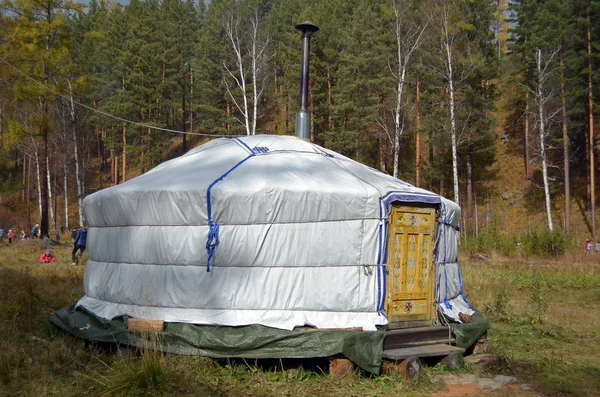 Nomadic yurt for tourists on hiking trail camp in autumn — Stock Photo, Image