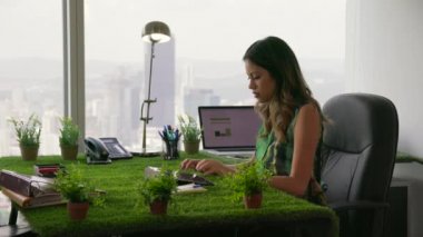 6 çevreci kadın türleri bir e-posta ile Tablet ofis masasında