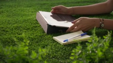 9 kadının e-posta gönderme, çimlerin üzerine Tablet bilgisayar ile mesaj