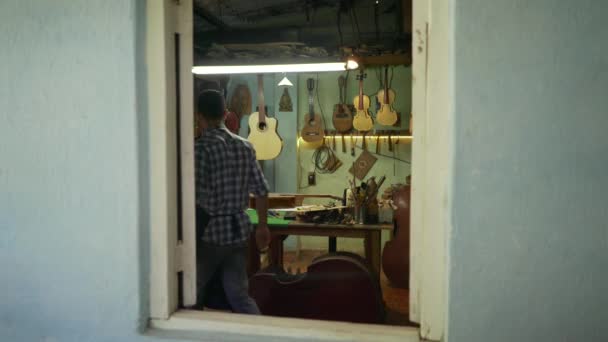 1-Man Lute Maker Artisan Opening Shop Fixação de guitarra — Vídeo de Stock