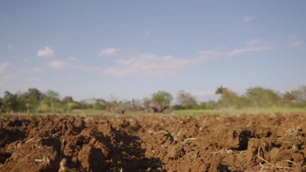 26-Agricoltore guida trattore Primo piano di terreno seminato e terra — Video Stock