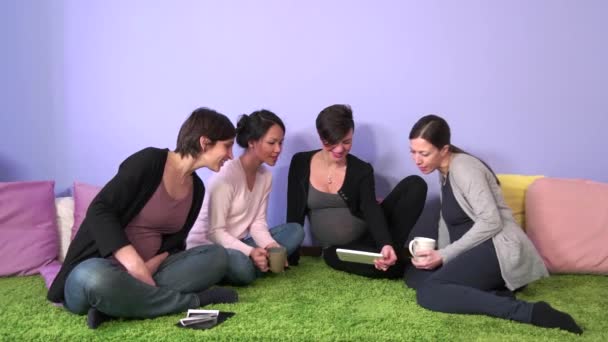 Groep van zwangere vrouwen vrienden Moms moeders kijken op Ipad — Stockvideo