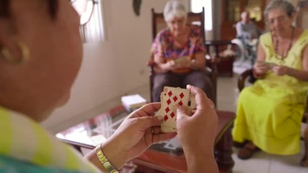 Las ancianas se divierten jugando al juego de cartas en el hospicio — Vídeo de stock