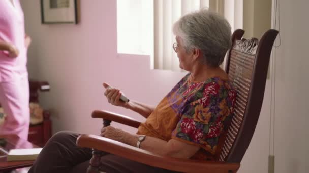Медсестра из 13 хосписа помогает старушке с мобильным телефоном — стоковое видео
