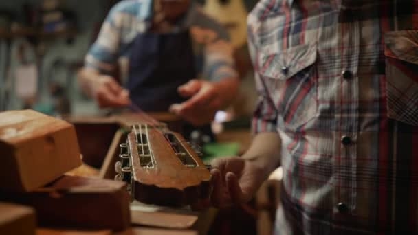 3-Boy Ayudando Hombre Mayor Abuelo Cambio de Cuerda de Guitarra — Vídeo de stock