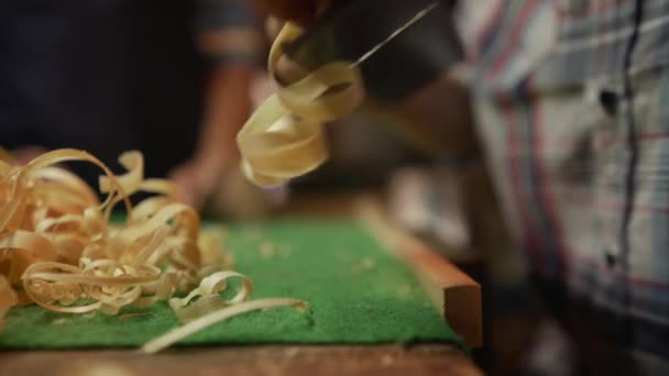 9-Boy aprende madeira de artesanato na loja do fabricante de alaúde — Vídeo de Stock