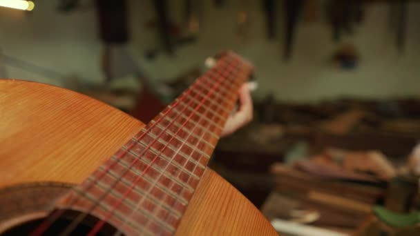 14-Boy aprende a tocar la guitarra con el viejo abuelo — Vídeo de stock