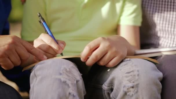 Grand-père et grand-mère aider petit-fils avec les devoirs — Video