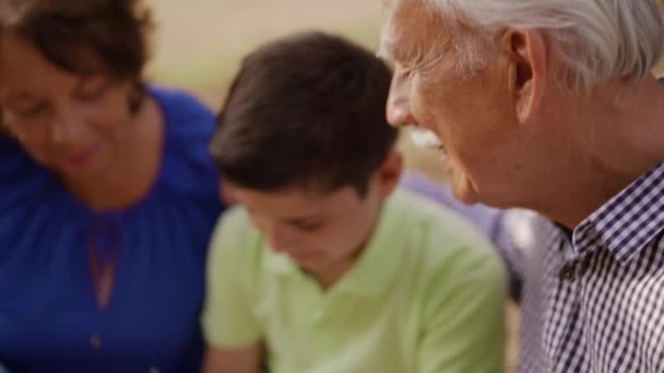 Avós ajudando criança fazendo escola lição de casa — Vídeo de Stock