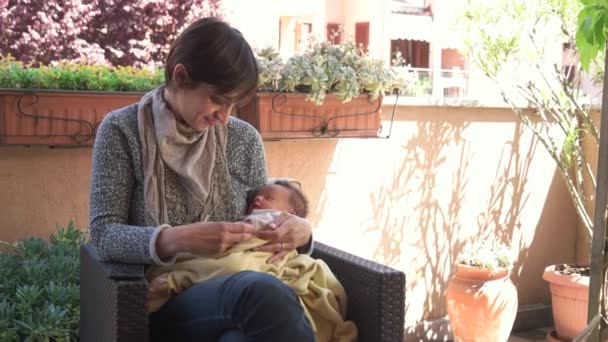 Μαμά μητέρα εκμετάλλευση μωρό παιδί τηλεργασία τηλεργασία απομακρυσμένη εργασία τηλεργασία — Αρχείο Βίντεο