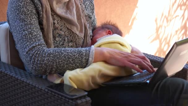 Beschäftigt Geschäftsfrau Multitasking-Mutter arbeitet stillen Säugling Säugling — Stockvideo