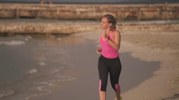 1-câmera lenta do treinamento esportivo da menina correndo na praia — Vídeo de Stock