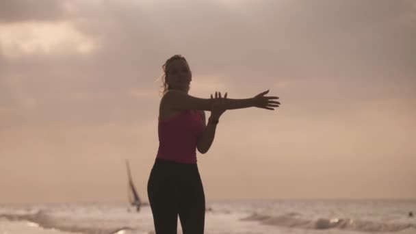 3-slow motion Fitness aktiv tjej Stretching på stranden — Stockvideo