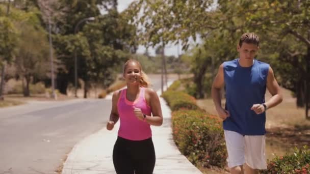 8-Slow motion Gente haciendo deporte Fitness Correr sonriendo — Vídeos de Stock