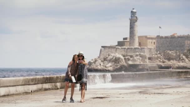 1-Ragazze turistiche scattare selfie con il telefono cellulare in Habana Cuba — Video Stock