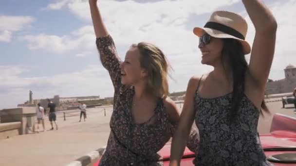 14-Slowmotion Happy Tourist Girls On Vintage Car Havana Cuba — Stock Video