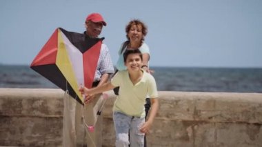 13-Aile çocuk ve deniz Slowmotion yakınındaki uçurtma uçan büyükanne
