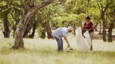 3-Slowmotion çift üst düzey erkek ve kadın piknik yaparken emekli