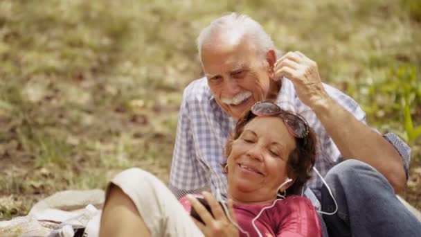 7-mari et femme senior homme femme écouter de la musique — Video