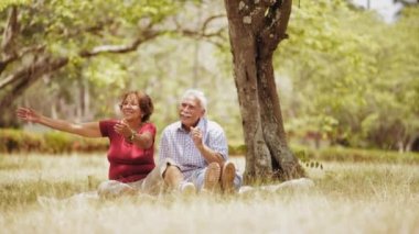 10-dedesi üst düzey iki genç çocuk Slowmotion ile piknik yapıyor