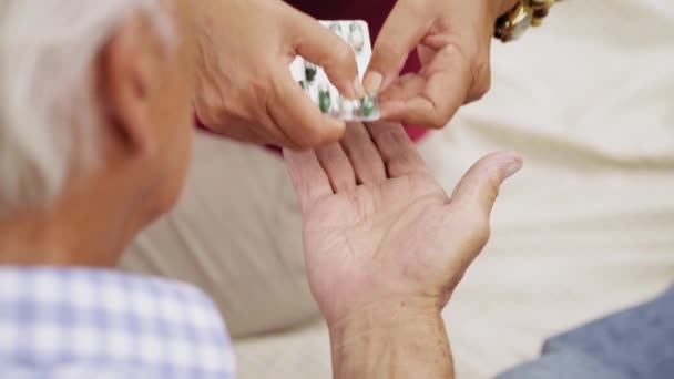 12-Slowmotion homem sênior vovô tomando pílula de medicina para coração — Vídeo de Stock