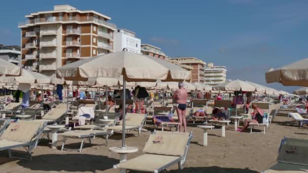 Pláž dovolená v Itálii s rodin lidí turisté na dovolené — Stock video