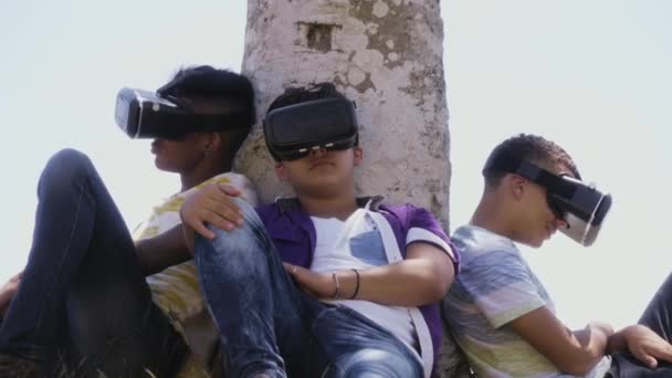 15-πολυεθνική ομάδα εφήβων παίζοντας εξωτερική εικονικής πραγματικότητας — Αρχείο Βίντεο