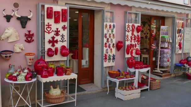 Regali di ceramica e souvenir in negozio turistico in Francia — Video Stock