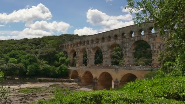 Landmark turisztikai attrakció emlékmű Pont Du Gard Dél-Franciaországban — Stock videók