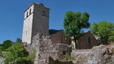 La Couvertoirade eski ortaçağ Fransız Köyü Fransa gelen turist