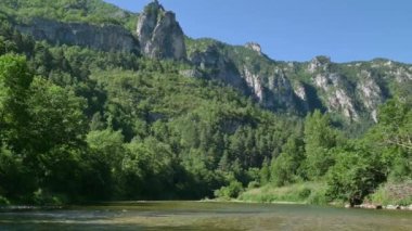 Tarn Nehri'nin Gorges ve Fransa tekne turu kanyonda
