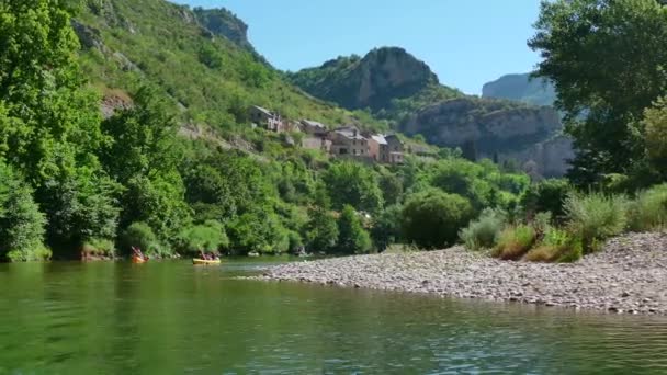 Boottocht op de rivier de Tarn kloven en Canyon In Frankrijk — Stockvideo