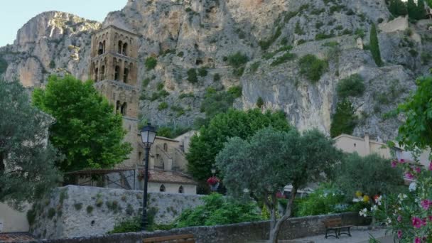 Moustiers Sainte Marie små franska staden traditionell by i Frankrike — Stockvideo