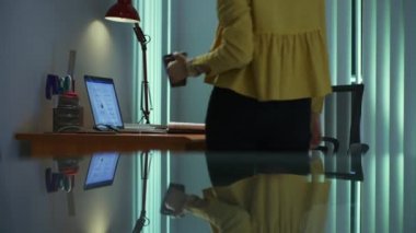 Geceleri PC ev ödevi yazma yapıyor erkek üniversite öğrencisi