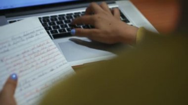 Web arama laptop geceleri yapıyor kız üniversite öğrencisi