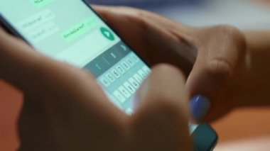 Tipik haber telefon ile sosyal ağ üzerinde geceleri kız