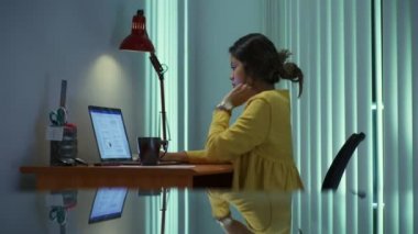 Kahve, kağıtlara dökülmesini gece ödev öğrenci