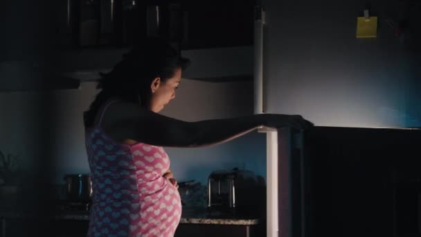 Mujer Embarazada Latina Comiendo Comida Dulce Tarde Noche Chica Hispana — Vídeos de Stock