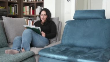 Genç homoseksüel kadınlar evde Covid-19 salgınından bahsediyorlar. El dezenfektanı ve yüz maskesi olan eşcinsel bayan arkadaşlar. Lezbiyen yaşam tarzı ve homoseksüellik. Coronavirus tecridi sırasında oda arkadaşları