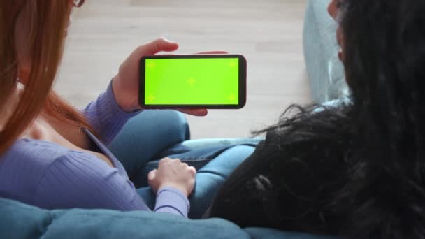 Jovens Mulheres Assistindo Vídeo Online Com Smartphone Casa Amigos Femininos — Vídeo de Stock
