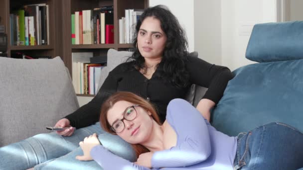 Retrato Jovens Mulheres Homossexuais Felizes Assistindo Vídeo Casa Sorrindo Para — Vídeo de Stock