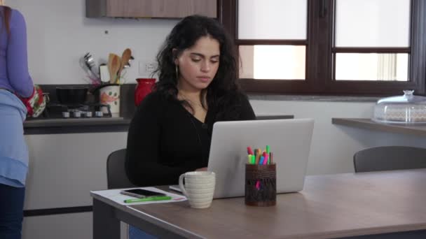 Νεαρή Άραβα Ομοφυλόφιλη Γυναίκα Κάνει Τηλεργασία Φορητό Υπολογιστή Κατά Διάρκεια — Αρχείο Βίντεο