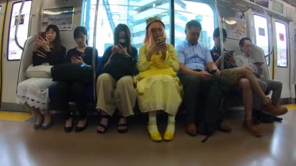 Tokyo Japan July 2019 日本人乘坐日本东京 亚洲的慢车 并持有手机 早上乘火车和使用智能手机的亚洲通勤者 — 图库视频影像