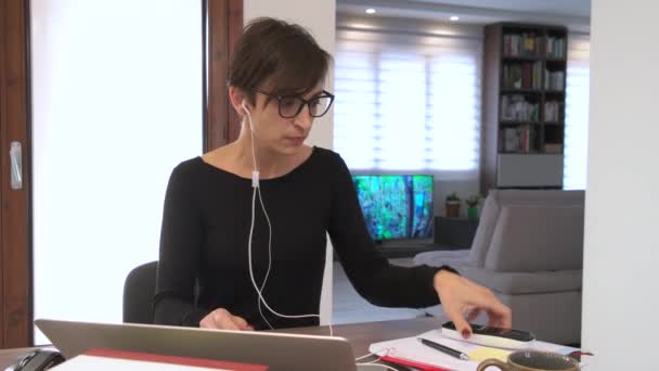 Zakenvrouw Die Thuis Werkt Met Een Laptop Zakenvrouw Doet Kantoorwerk — Stockvideo