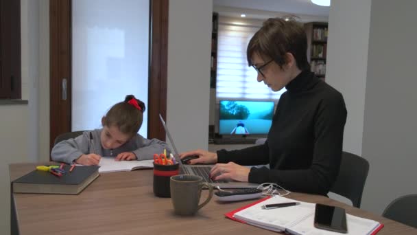 Forretningskvinde Arbejder Hjemme Med Bærbar Computer Hjælper Kvindeligt Barn Med – Stock-video