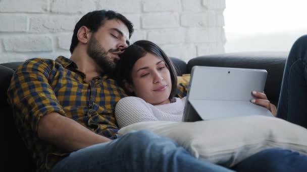 Jovem Mulher Assistindo Filme Computador Portátil Homem Cansado Dormindo Lado — Vídeo de Stock