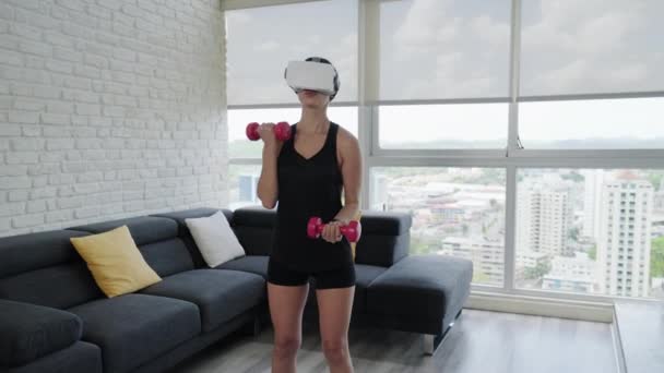 Νεαρή Γυναίκα Που Κάνει Αθλητικές Δραστηριότητες Ακουστικά Εικονικής Πραγματικότητας Για — Αρχείο Βίντεο